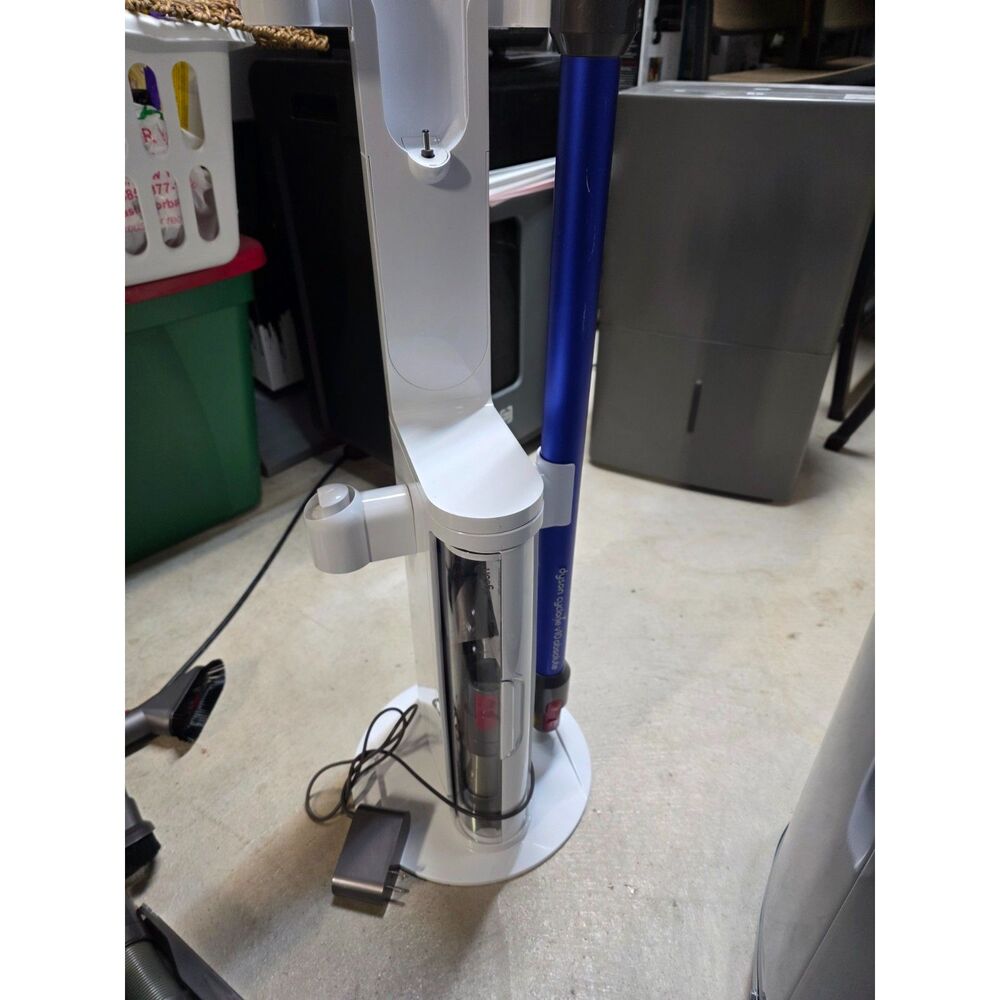 Dyson v10 Cyclone DOK with extra tools excellent condition
